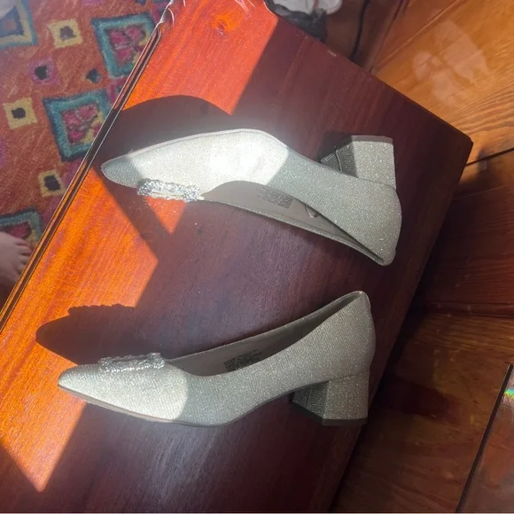 Elegant Gold Women's Flats with Crystal Embellishments - Picture 3 of 8